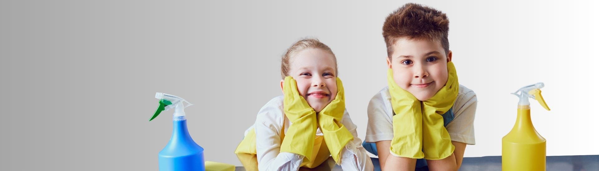 2 enfants qui font le ménage