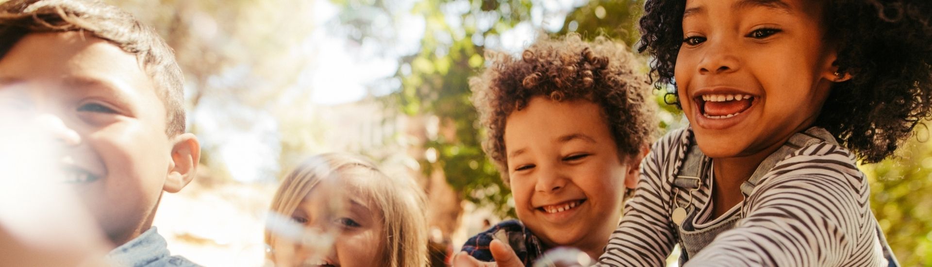 enfants à l'extérieur