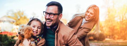 famille heureuse avec parents et un enfant 