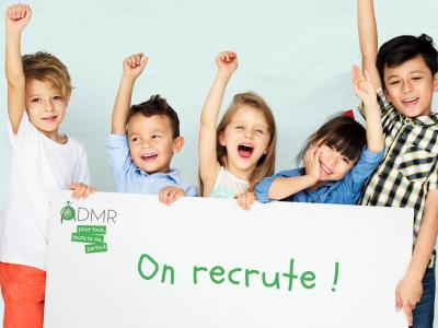 enfants avec affiche